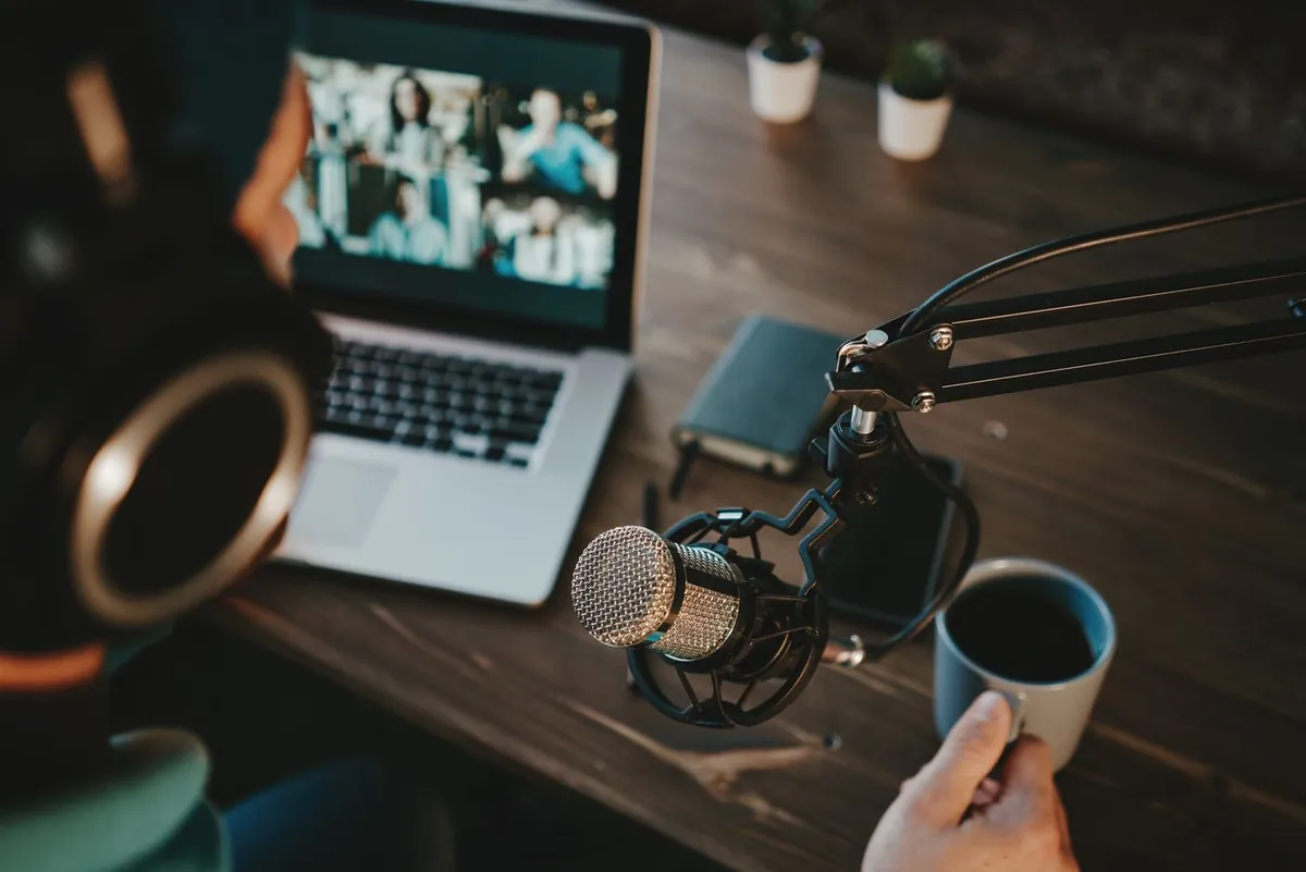 Producción de contenido con cámara y micrófono